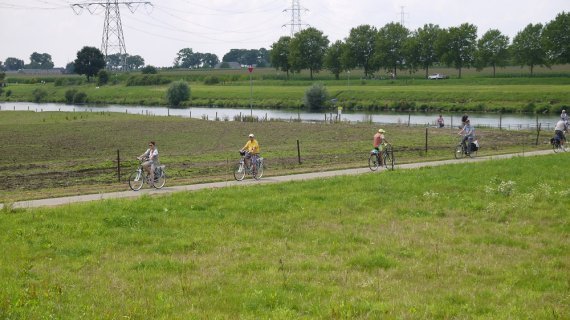 Fietsers langs de Maas